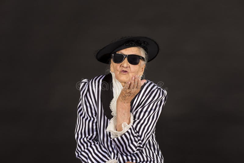 Παλαιό grandma σε ένα άσπρος-μαύρο ριγωτό σακάκι στοκ εικόνα με δικαίωμα ελεύθερης χρήσης